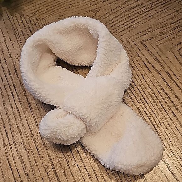 White fuzzy scarf toddler girl - Picture 4 of 4